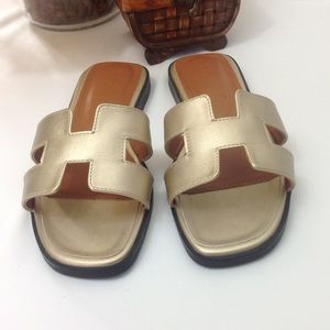 NWOT ⬇️ GOLD GOAL-POST CUTOUT SANDALS